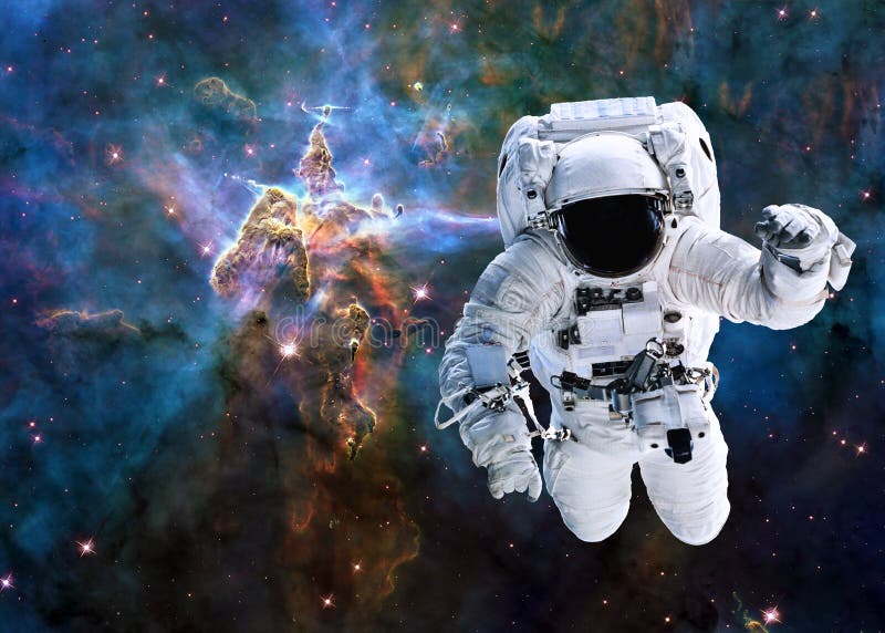 En astronaut nära Mystic Mountain of Carina Nebula arkivfoto