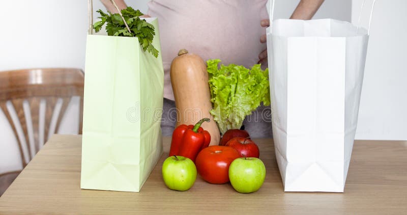En attendant la femme sortez les légumes du panier photographie stock En attendant la femme sortez les légumes du panier photographie stock