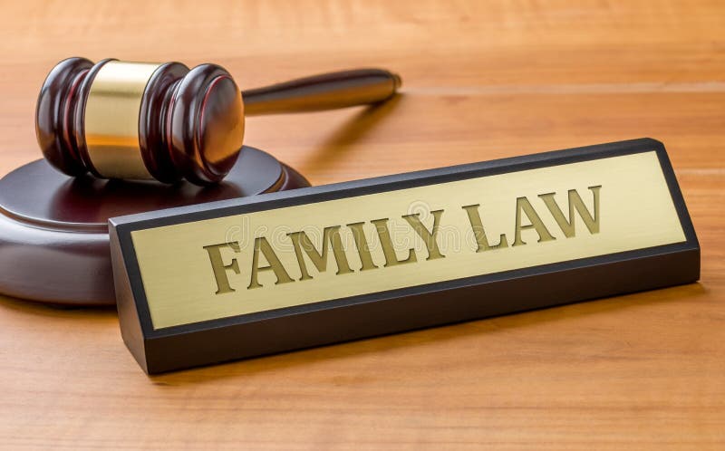 En auktionsklubba och en namnplatta med den inrista familjlagen arkivfoto En auktionsklubba och en namnplatta med den inrista familjlagen arkivfoto