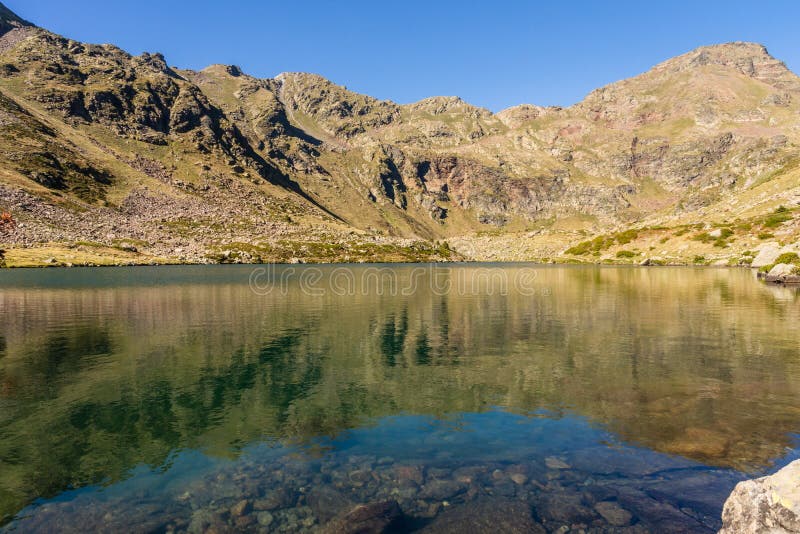 En av den klara vattensjön av Estanysen de Tristaina, Pyrenees, Andorra royaltyfri foto En av den klara vattensjön av Estanysen de Tristaina, Pyrenees, Andorra royaltyfri foto