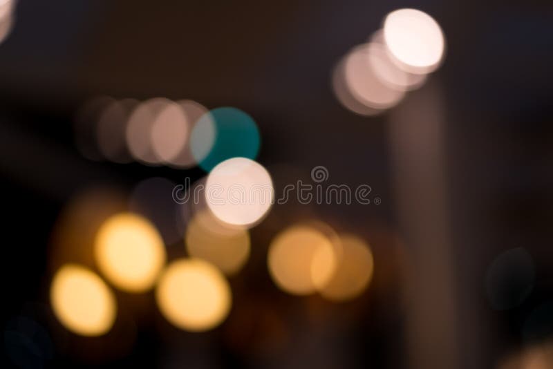 En bakgrund av den ljusa kulan med den mjuka suddighetsljusformen en härlig bokeh Bilden sköts i natten Krämigt och romantiskt royaltyfri fotografi En bakgrund av den ljusa kulan med den mjuka suddighetsljusformen en härlig bokeh Bilden sköts i natten Krämigt och romantiskt royaltyfri fotografi
