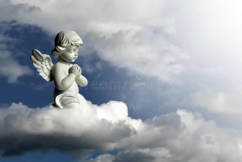 En beschermengel die knielen bidden Engelenbeschermer op de wolk