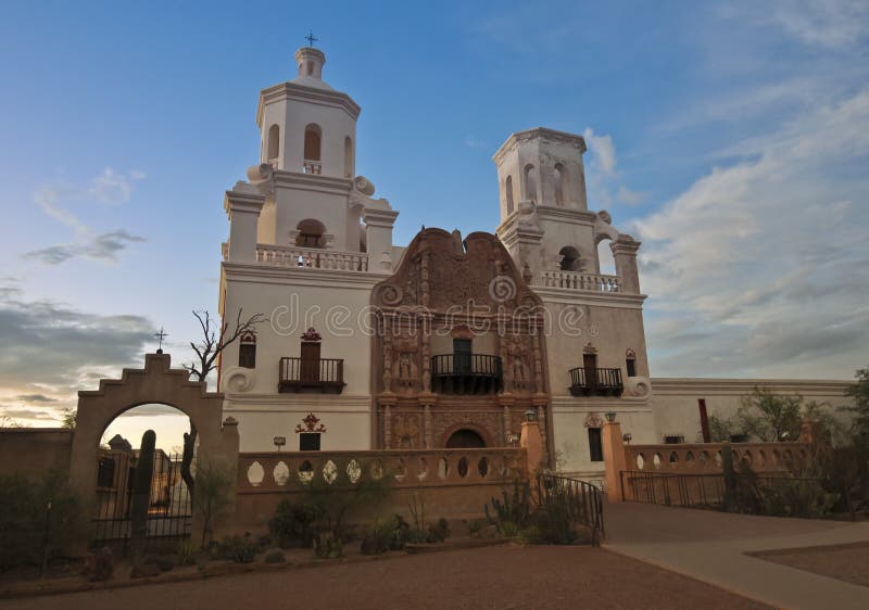 En beskickning San Xavier del Bac, Tucson royaltyfri bild En beskickning San Xavier del Bac, Tucson royaltyfri bild