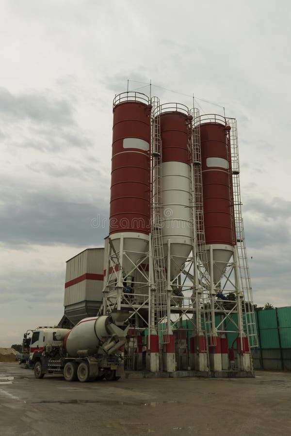 A concrete batching plant for ready-mix concrete truck. A concrete batching plant for ready-mix concrete truck