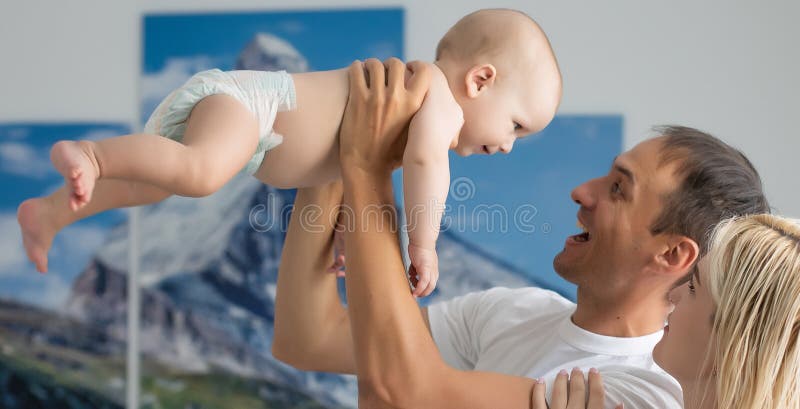 En bild av lyckliga unga föräldrar med barn hemma royaltyfria bilder