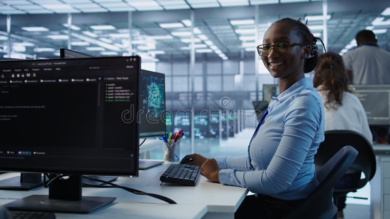 En bild av programplaneringen av en lyckad datavetare i datacentret för ai royaltyfria bilder