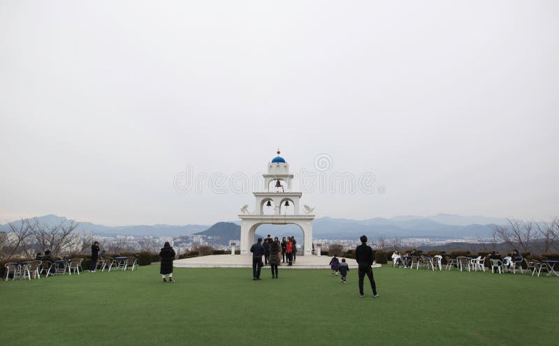 En bild av turister som besöker ett Santorini stilkafé i Gangwon Korea arkivbilder En bild av turister som besöker ett Santorini stilkafé i Gangwon Korea arkivbilder