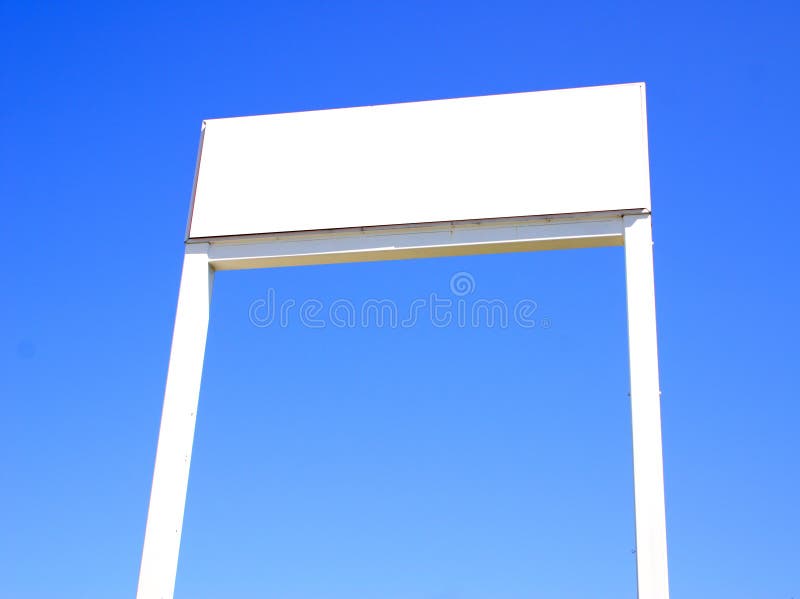 En blanco firme adentro el cielo azul foto de archivo En blanco firme adentro el cielo azul foto de archivo
