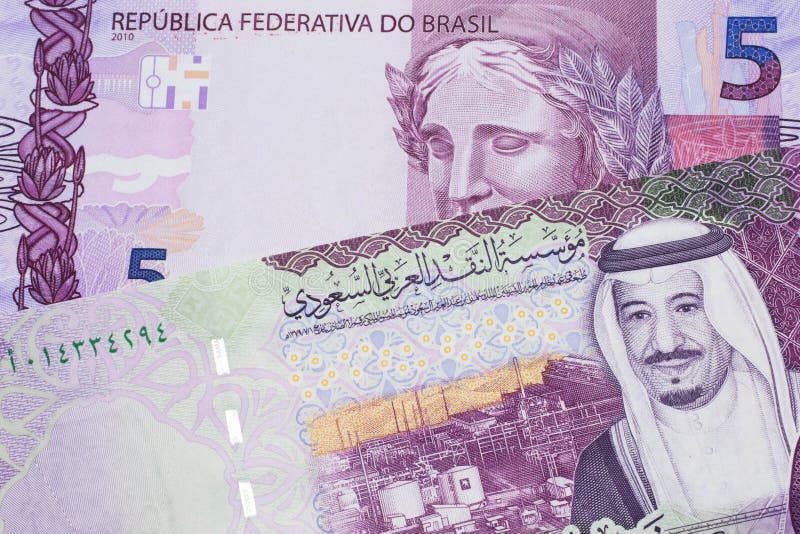 En brazilisk femdagarssedel med fem saudisk riksbanksedel royaltyfri foto