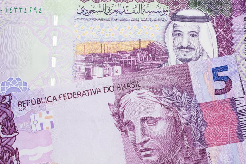 En brazilisk femdagarssedel med fem saudisk riksbanksedel arkivfoto