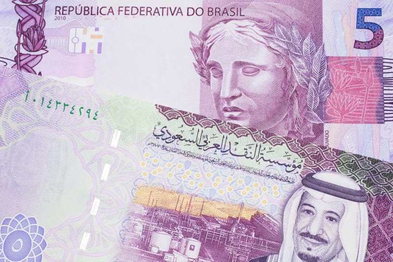 En brazilisk femdagarssedel med fem saudisk riksbanksedel royaltyfria bilder
