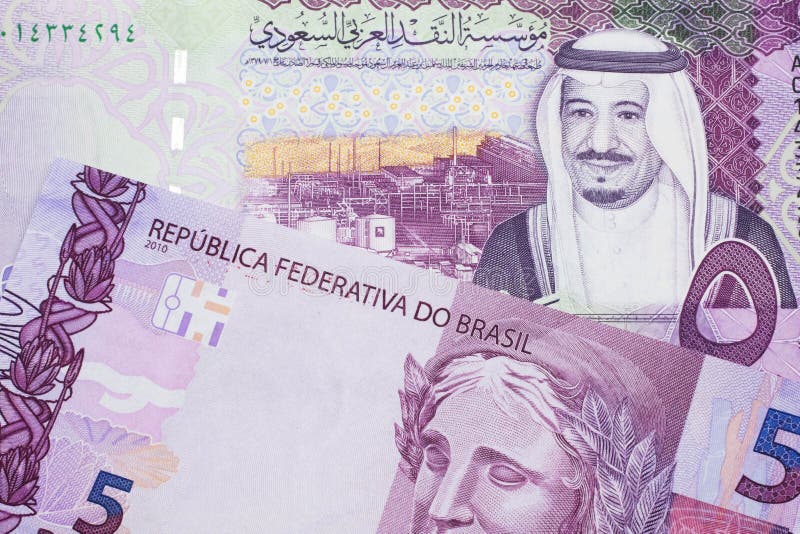 En brazilisk femdagarssedel med fem saudisk riksbanksedel royaltyfri foto