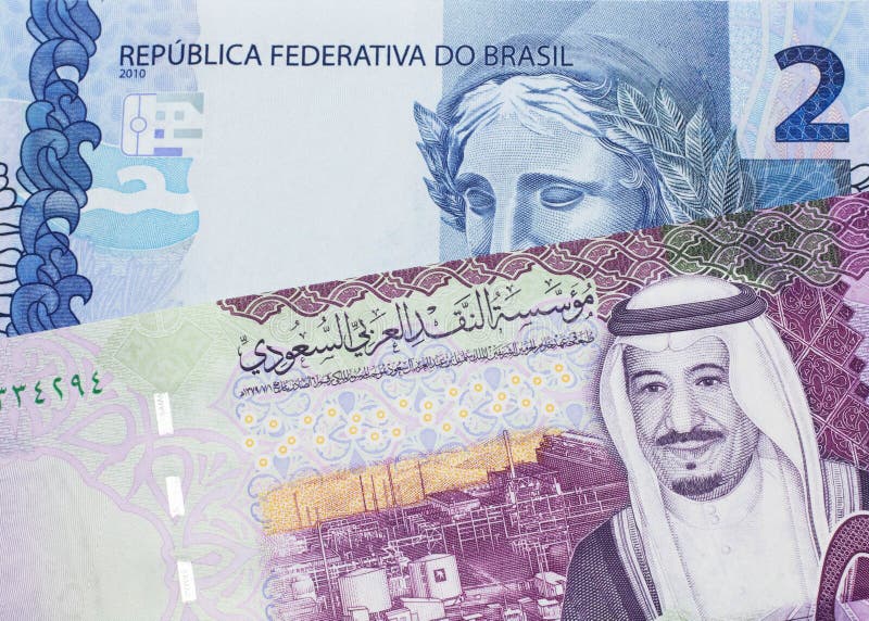 En brazilisk tvådagarssedel med fem saudisk riksbanksedel arkivbild