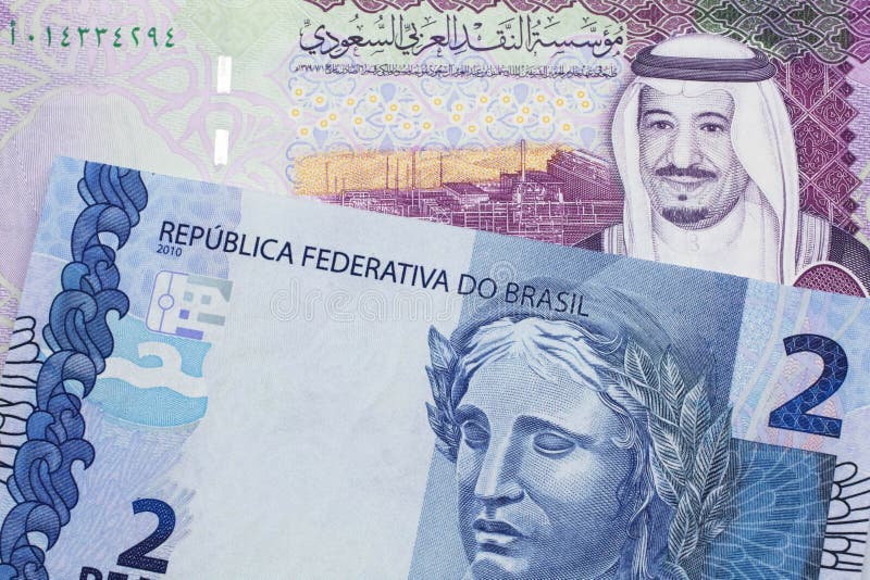 En brazilisk tvådagarssedel med fem saudisk riksbanksedel royaltyfri bild