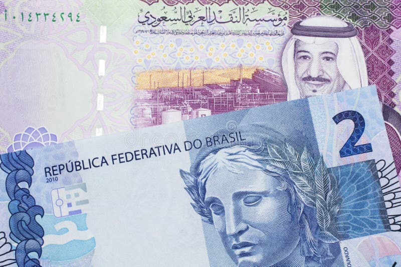 En brazilisk tvådagarssedel med fem saudisk riksbanksedel royaltyfria bilder
