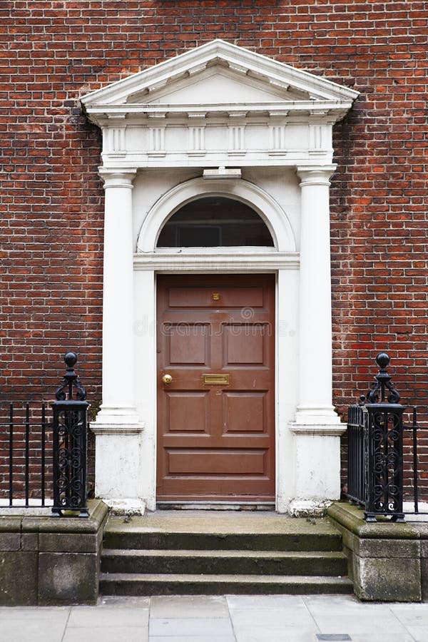 En brun dörr i Dublin, Irland Arched Georgian door front arkivfoton En brun dörr i Dublin, Irland Arched Georgian door front arkivfoton