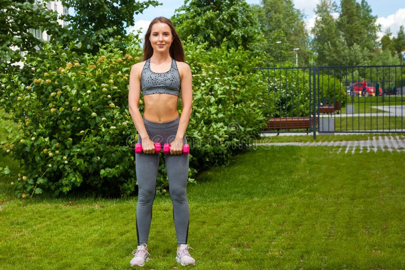 En brunett som gör sportövning royaltyfri fotografi En brunett som gör sportövning royaltyfri fotografi