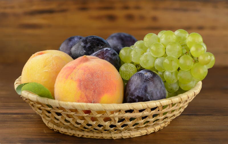 En bunke av smaklig mogen sommar bär frukt på den bruna trätabellen arkivbild
