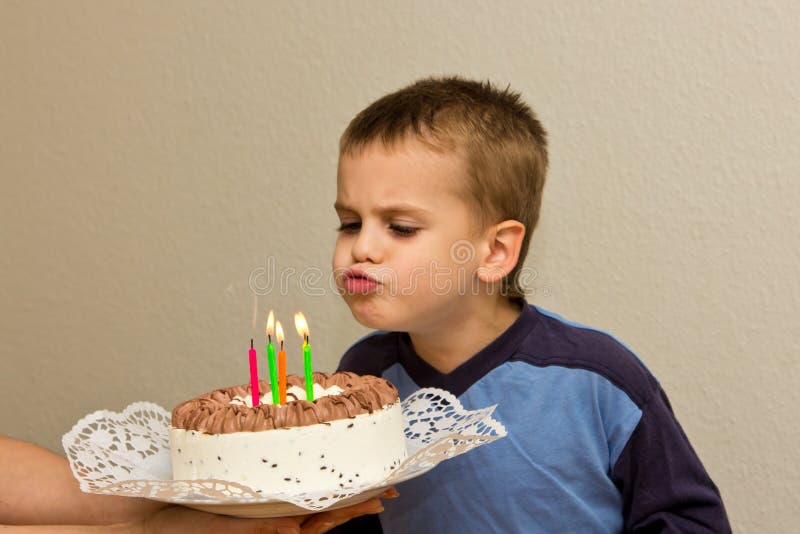 En Celebrant Le Cinquieme Garcon D Anniversaire Durcissez La Bougie De Soufflement De Fils Image Stock Image Du Visage Humain