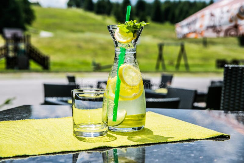En citrus iskall drink för uppfriskande sommar royaltyfri foto En citrus iskall drink för uppfriskande sommar royaltyfri foto