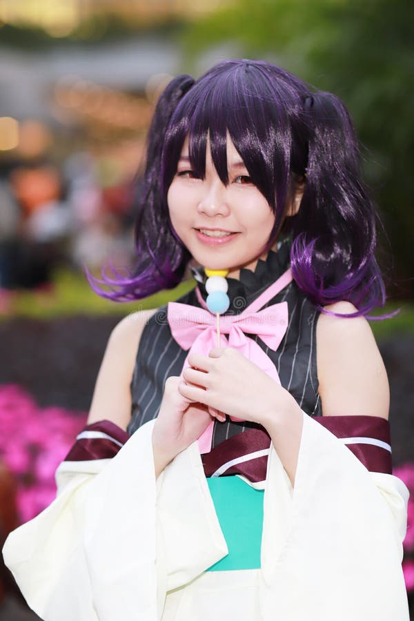 En cosplay oidentifierad japansk anime poserar. Den cosplay oidentifierade japanska animen poserar, 2018