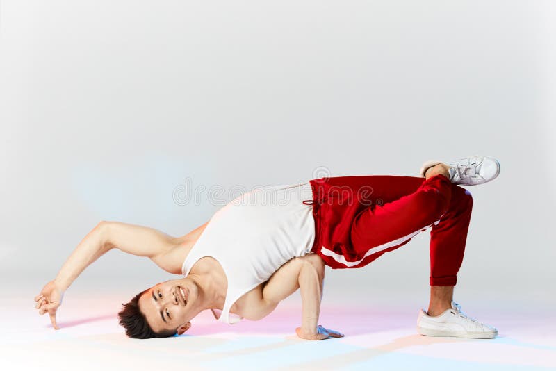 En dansare för manhöftflygtur eller bboy frysningar i en poserar på handen arkivfoto