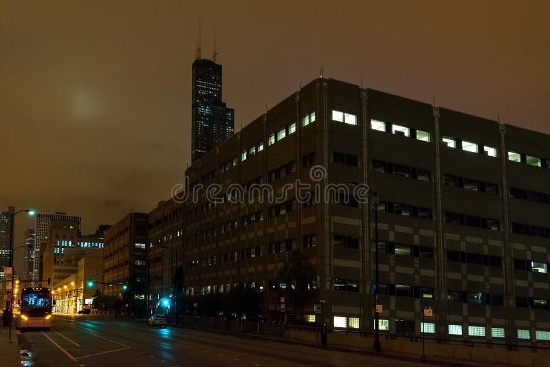 En dimmig Chicago natt vid bryner Willis Tower fotografering för bildbyråer En dimmig Chicago natt vid bryner Willis Tower fotografering för bildbyråer