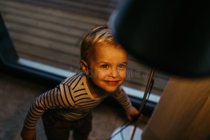 En dålig barnpojke hemma. royaltyfria foton