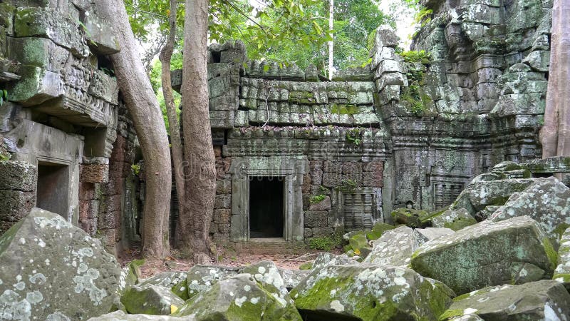 En dörröppning på templet för ta nei, angkor royaltyfri foto En dörröppning på templet för ta nei, angkor royaltyfri foto