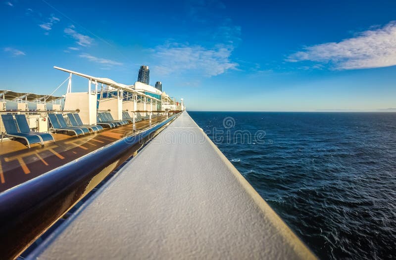 En el barco de cruceros grande a Alaska en el Oc?ano Pac?fico fotos de archivo En el barco de cruceros grande a Alaska en el Oc?ano Pac?fico fotos de archivo