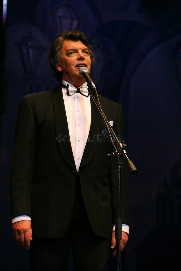 En el cantante de la ópera de la etapa, el actor cantantes, estrella del pop, ídolo de la música soviética y rusa de Sergei Zakha imagen de archivo