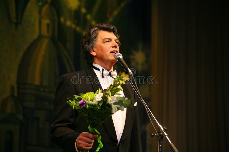 En el cantante de la ópera de la etapa, el actor cantantes, estrella del pop, ídolo de la música soviética y rusa de Sergei Zakha fotografía de archivo