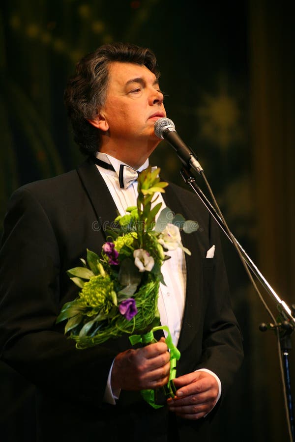 En el cantante de la ópera de la etapa, el actor cantantes, estrella del pop, ídolo de la música soviética y rusa de Sergei Zakha imagen de archivo libre de regalías