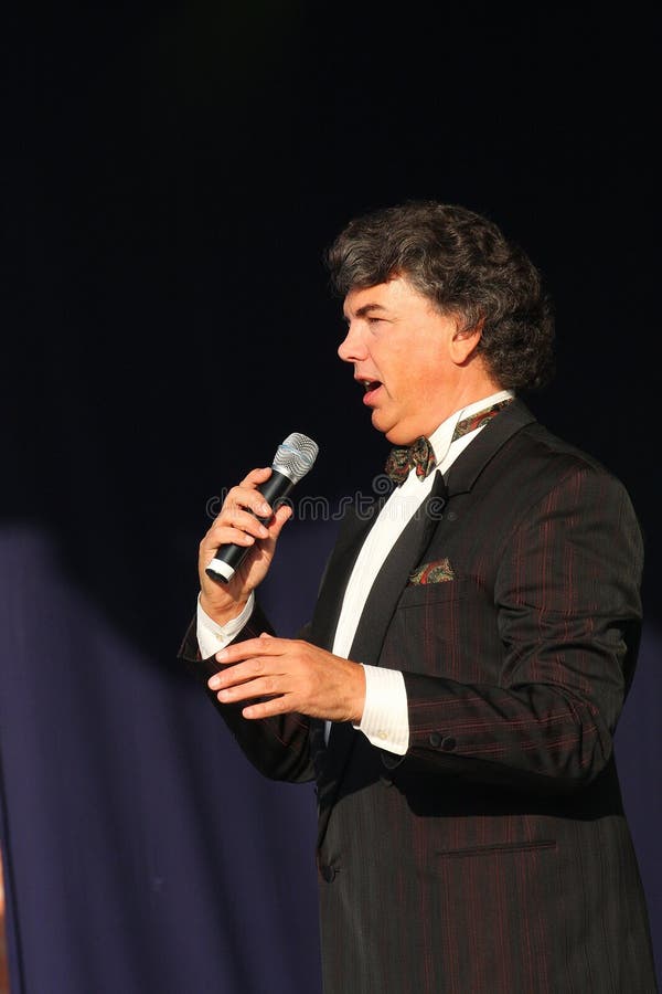 En el cantante de la ópera de la etapa, el actor cantantes, estrella del pop, ídolo de la música soviética y rusa de Sergei Zakha fotos de archivo