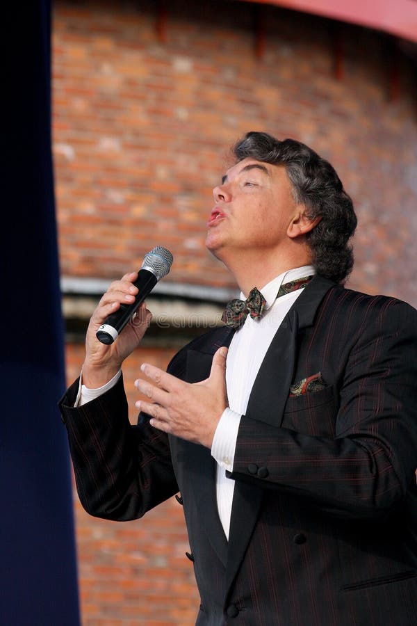En el cantante de la ópera de la etapa, el actor cantantes, estrella del pop, ídolo de la música soviética y rusa de Sergei Zakha imagen de archivo libre de regalías