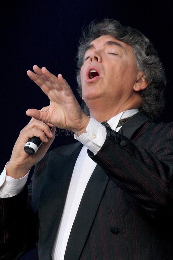 En el cantante de la ópera de la etapa, el actor cantantes, estrella del pop, ídolo de la música soviética y rusa de Sergei Zakha foto de archivo