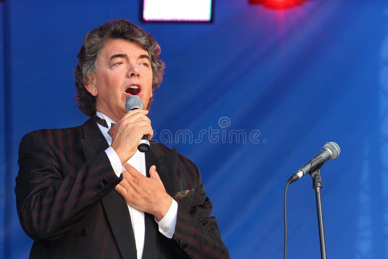 En el cantante de la ópera de la etapa, el actor cantantes, estrella del pop, ídolo de la música soviética y rusa de Sergei Zakha fotos de archivo