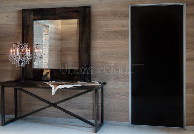 En el cuarto son el espejo y la luz antiguos del cristal del latón Diseño interior moderno de vestíbulo fotos de archivo En el cuarto son el espejo y la luz antiguos del cristal del latón Diseño interior moderno de vestíbulo fotos de archivo