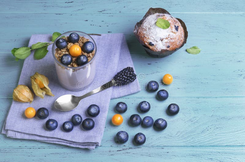 En el desayuno de madera azul del fondo imagen de archivo libre de regalías En el desayuno de madera azul del fondo imagen de archivo libre de regalías