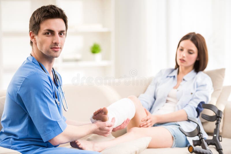 El Doctor De Sexo Masculino Examining Female Patient En Sala De