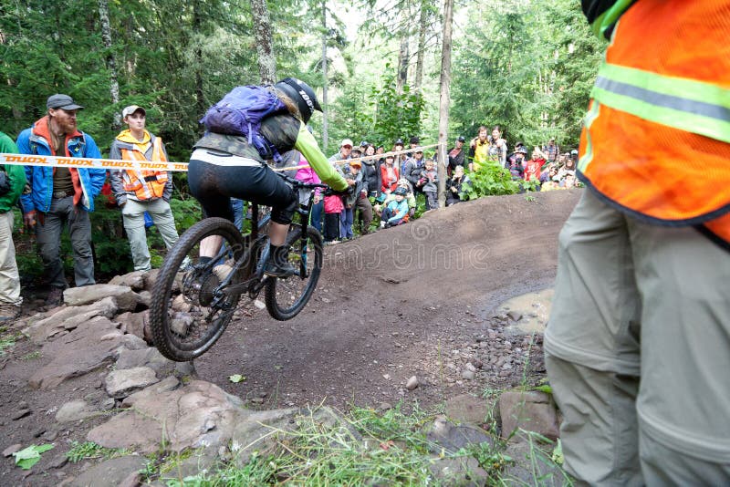 En 9/2/2017 en el puerto de cobre, motorista de la montaña de Michigan que lanza de la rampa durante la raza del enduro fotografía de archivo libre de regalías En 9/2/2017 en el puerto de cobre, motorista de la montaña de Michigan que lanza de la rampa durante la raza del enduro fotografía de archivo libre de regalías
