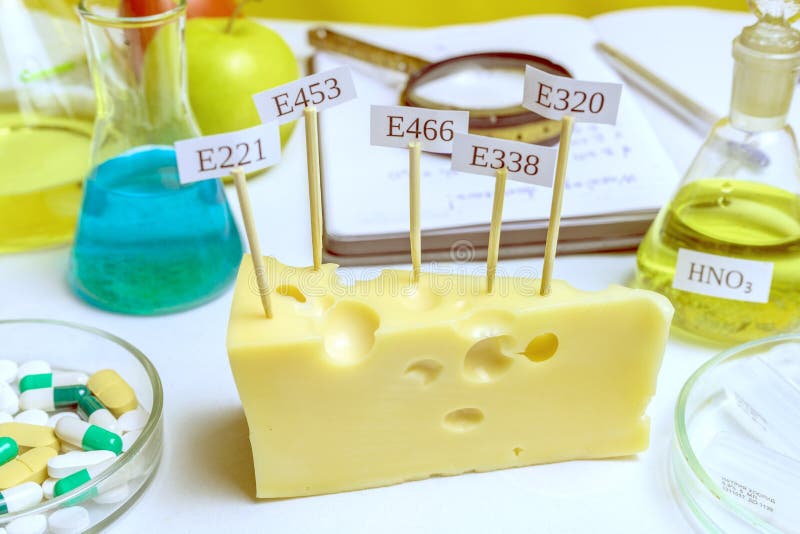 En el queso son las muestras con los E-suplementos del código Cerca en la tabla está un frasco de ácido nítrico el nitrato princi imagenes de archivo En el queso son las muestras con los E-suplementos del código Cerca en la tabla está un frasco de ácido nítrico el nitrato princi imagenes de archivo