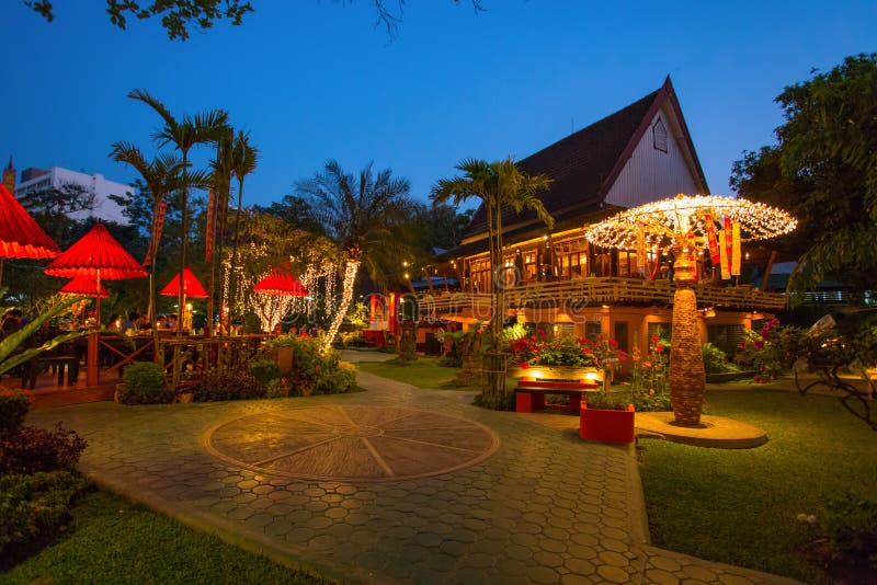 En elegant och typisk thai restaurang i Chiang Mai vid natt, Thailand arkivbild En elegant och typisk thai restaurang i Chiang Mai vid natt, Thailand arkivbild
