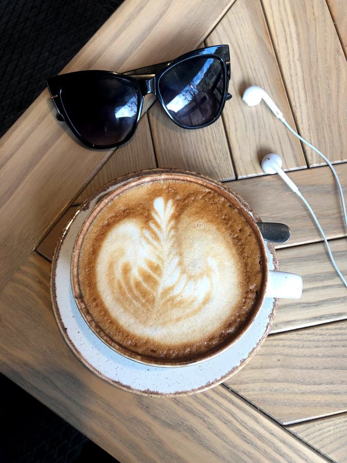 En ensam kvinna En kopp kaffe och en förälskelse för varje person i deras händer fotografering för bildbyråer En ensam kvinna En kopp kaffe och en förälskelse för varje person i deras händer fotografering för bildbyråer