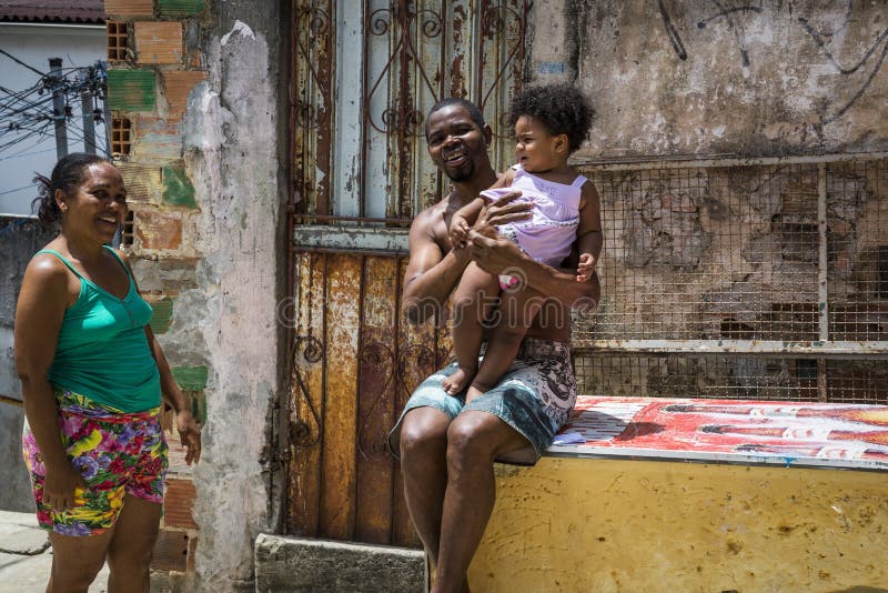 En familj som ler, Salvador, Bahia, Brasilien arkivfoton En familj som ler, Salvador, Bahia, Brasilien arkivfoton