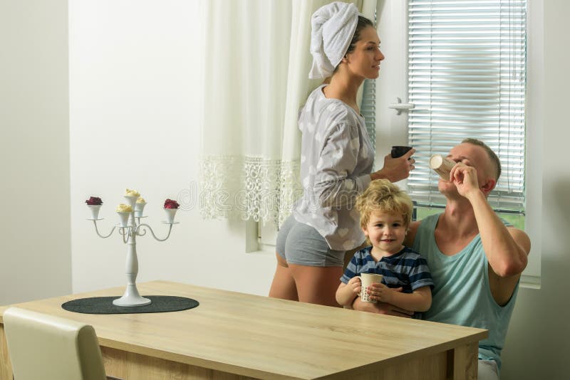 En familj som äter frukost. arkivfoton