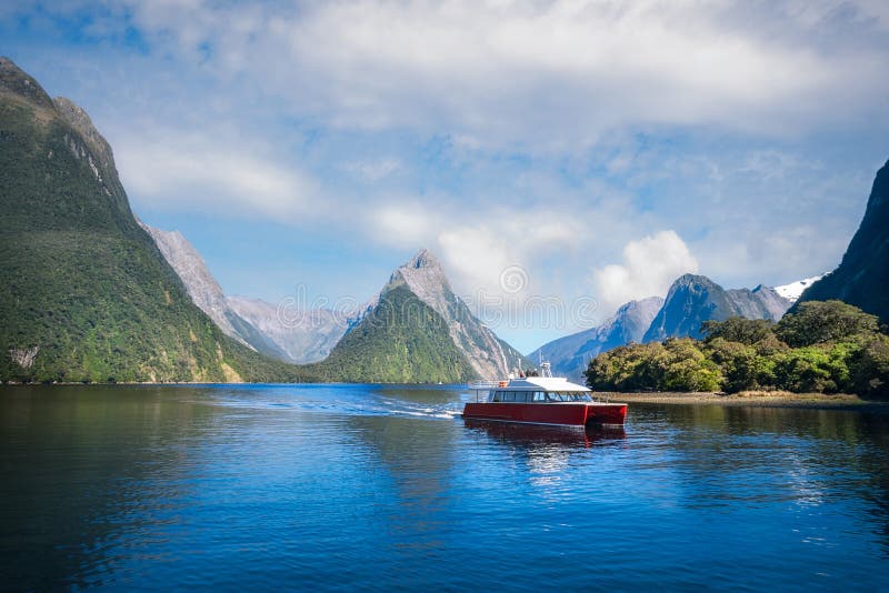 En fartygkryssning på Milford Sound, Nya Zeeland royaltyfri bild En fartygkryssning på Milford Sound, Nya Zeeland royaltyfri bild