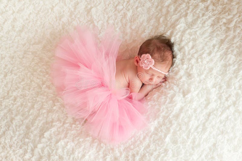 Nyfött behandla som ett barn flickan som ha på sig en rosa Tutu royaltyfri bild