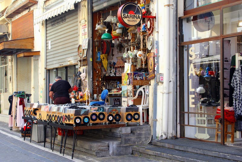 En febrero de 2019, la tienda vende las bandas de la música de los discos del vinilo del vintage, Tel Aviv foto de archivo libre de regalías En febrero de 2019, la tienda vende las bandas de la música de los discos del vinilo del vintage, Tel Aviv foto de archivo libre de regalías