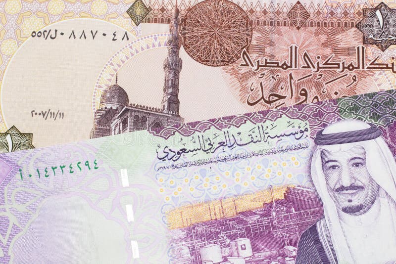 En femsidig seudisk banksedel med en egyptisk pundsedel royaltyfri fotografi